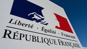 Le logo de la République française sur un panneau d'un service administratif près de Lille, le 17 septembre 2019.