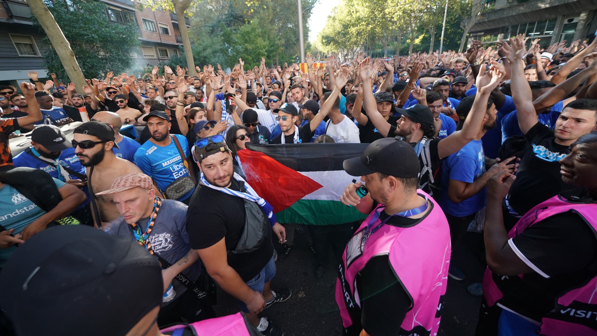 BANNIS À MADRID (MAIS PAS À BILBAO): DES DRAPEAUX DE LA PALESTINE RETIRÉS AUX SUPPORTERS MARSEILLAIS