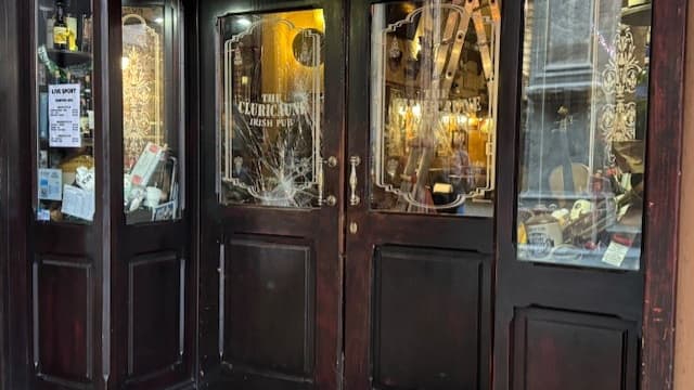 Les dégats au pub le Cluricaune de Bologne avant le match contre Lille, novembre 2024