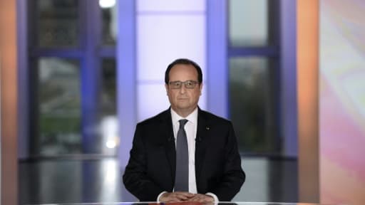 Le président de la République François Hollande, se préparant à répondre aux questions de quatre Français et de journalistes sur le plateau de l'émission "Dialogues citoyens", sur France 2, le 14 avril 2016