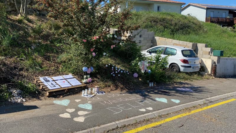 Des fleurs, des bougies et des dessins d'hommage devant l'ancien domicile du couple Jubillar.