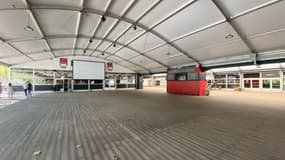 L'écran géant installé au Matmut Stadium, à Lyon, le 8 septembre 2023, pour diffuser le match d'ouverture de la coupe du monde de rugby entre la France et la Nouvelle-Zélande.