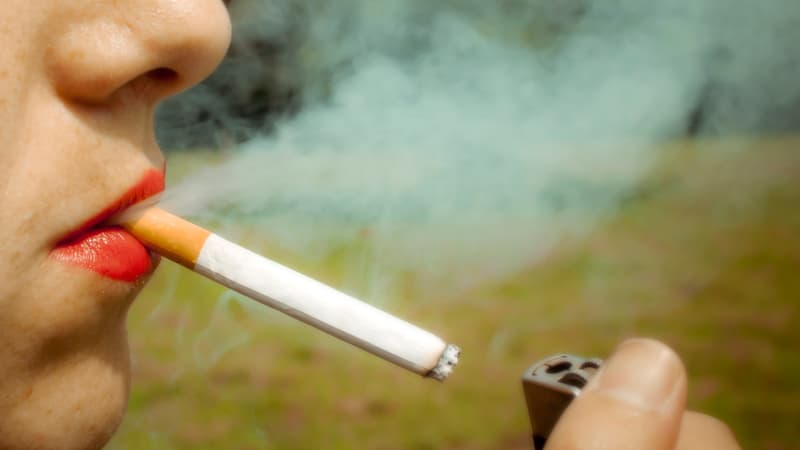 Ces recherches viennent encore démentir une étude qui affirmait que les fumeurs étaient plus protégés du Covid-19. (illustration)