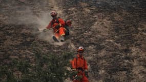 Des pompiers en manœuvre près de Clearlake, en Californie 