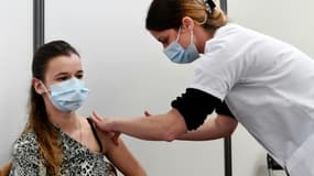Une jeune femme se fait vacciner contre le covid-19 dans un centre de vaccination le 11 mai 2021 à Brest