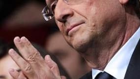 A la veille de la présentation du plan d'économies du gouvernement, François Hollande estime que les mesures décidées pour contenir le déficit public de la France relèvent de "bricolages" et de "rapiéçages". /Photo prise le 22 octobre 2011/REUTERS/Joel Sa