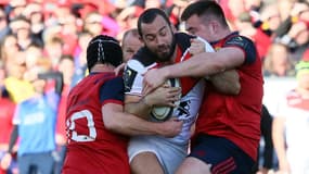 Doussain pris en tenaille par les joueurs du Munster