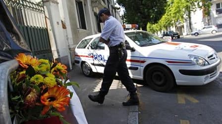 Devant la maison de Nantes où les corps d'Agnès Dupont de Ligonnès et de ses quatre enfants ont été découverts en avril. Un mandat d'arrêt international a été émis mardi soir à l'encontre de Xavier Dupont de Ligonnès, soupçonné de l'assassinat de son épou