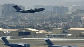 Un avion de l'US Air Force décolle de l'aéroport de Kaboul, le 30 août 2021 en Afghanistan