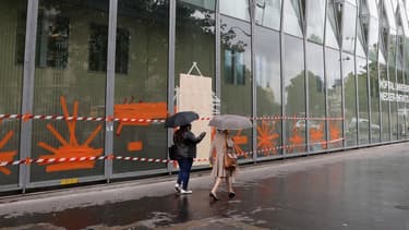 L'AP-HP a fait un appel aux dons pour remplacer les 15 baies vitrées de l'hôpital Necker brisées par des casseurs le 14 juin 2016, en marge de la manifestation