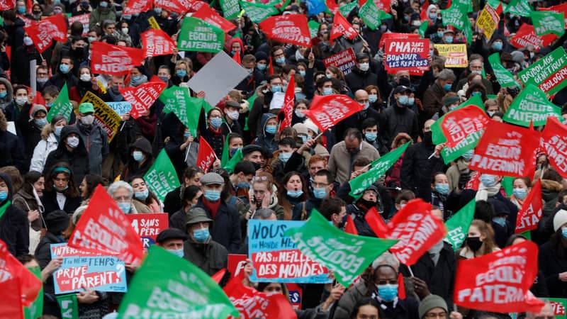Des manifestants anti-PMA à Paris ce dimanche.