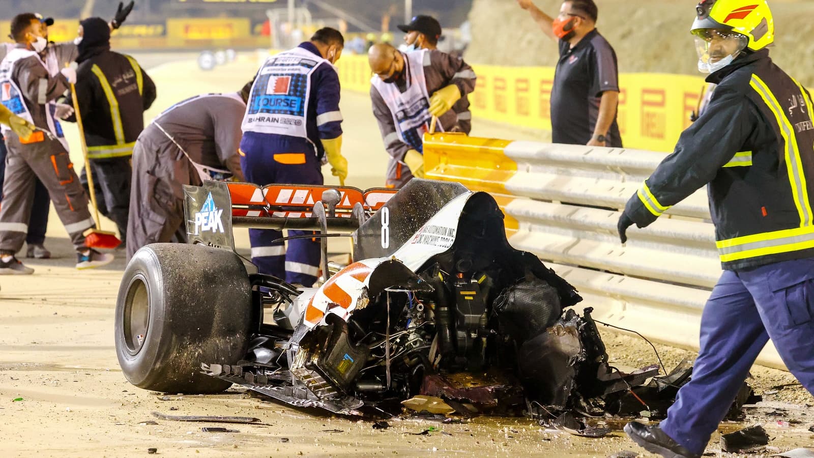 La voiture de Romain Grosjean a été littéralement coupée en deux