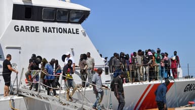 Des migrants débarqués à Sfax, en Tunisie, après avoir tenté de traverser la Méditerranée