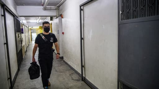 Photo prise le 25 mai 2020 montrant Nok, un infirmier de 29 ans, marchant avec son équipement à la veille d'une manifestation pro-démocratie à Hong Kong
