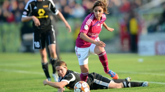 Les joueuses lyonnaises (ici Louisa Necib) gardent une courte avance sur le PSG au championnat.