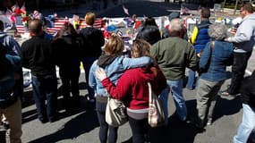 A Boston, mémorial en hommage aux victimes du double attentat commis le 15 avril. Le FBI n'était toujours pas en mesure d'interroger dimanche le jeune suspect d'origine tchétchène encore en vie, Djokhar Tsarnaev, incapable de parler en raison de blessures