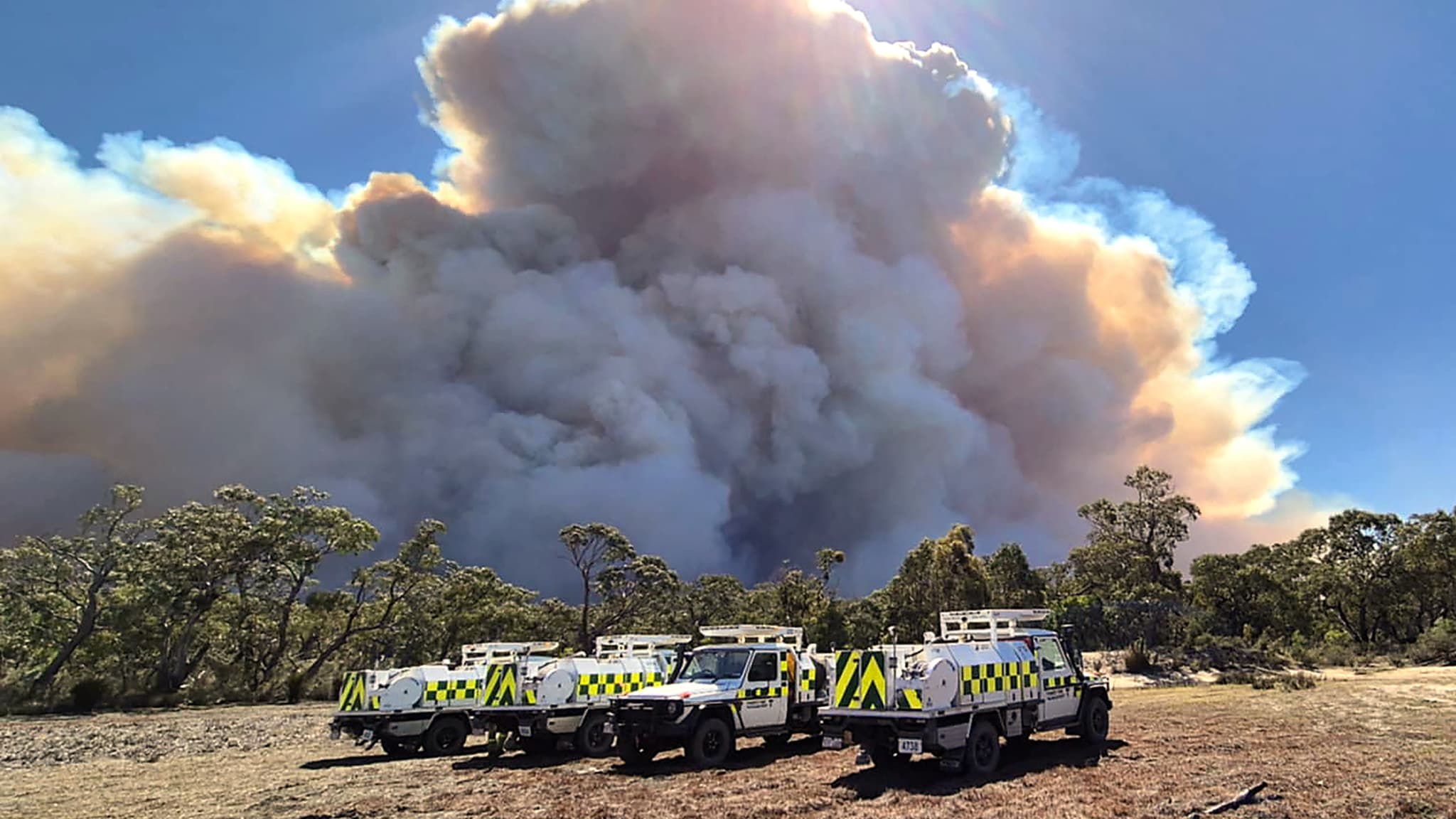 Cette image non datée reçue le 26 décembre 2024 du Centre de contrôle de l'État des services d'urgence de Victoria montre un feu de brousse dans le parc national des Grampians dans l'État de Victoria en Australie.