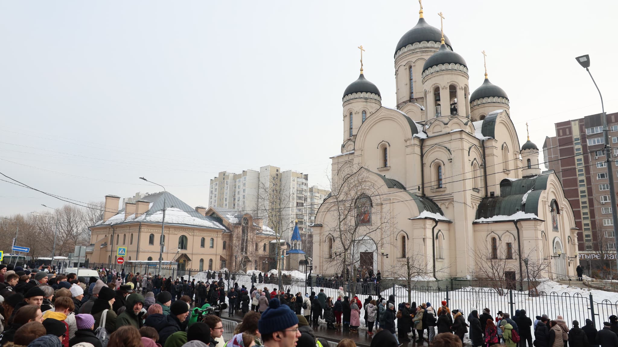 La foule s'est réunie en nombre lors des obsèques d'Alexeï Navalny. La foule s'est réunie en nombre lors des obsèques d'Alexeï Navalny.
