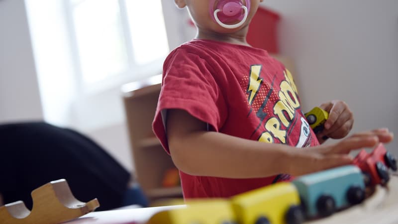 Un enfant allant à l'école - photo d'illustration