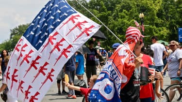 Le 4 juillet dernier, un homme tenant un drapeau américain où rayures et étoiles sont remplacées par des armes.