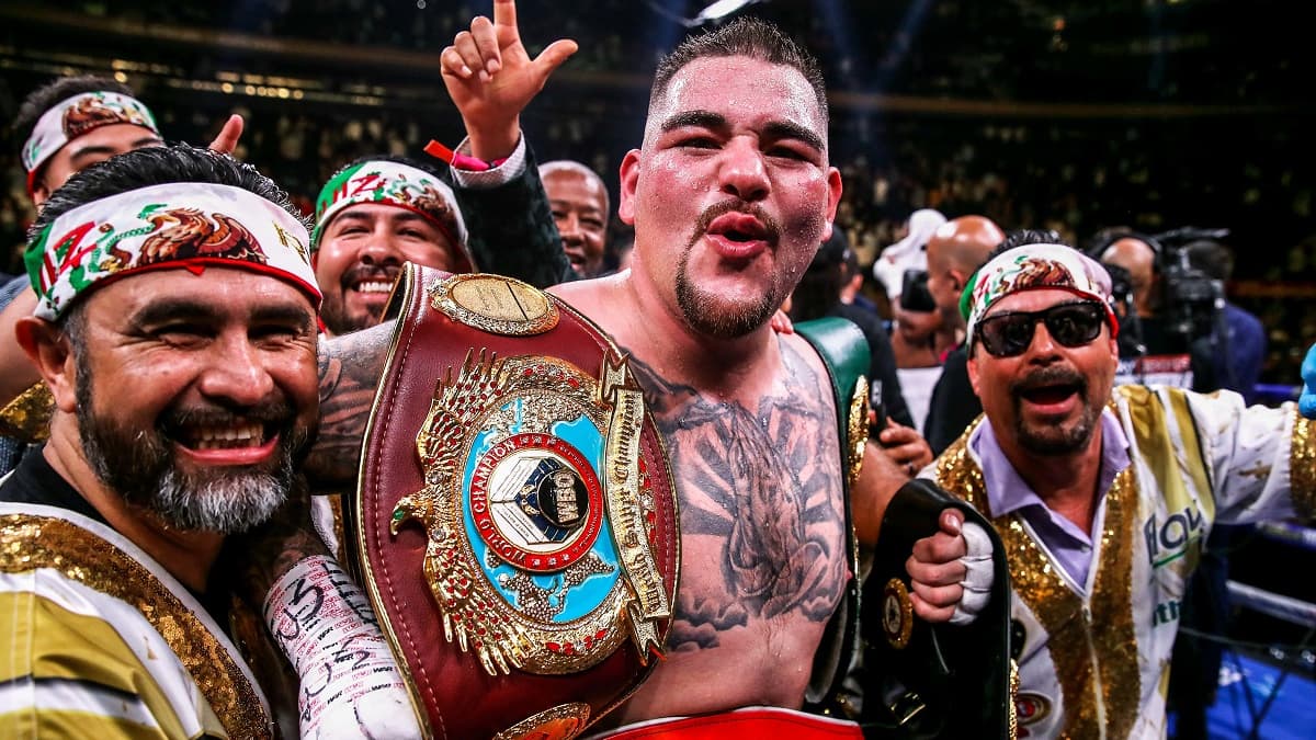 Andy Ruiz Jr (au centre) avec ses ceintures de champion du monde des lourds
