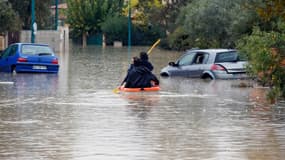 Des habitants quittent leur logement après les inondations, au Muy, dans le Var