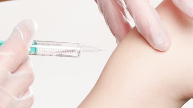 Vaccin contre le covid-19: 6 Français sur 10 ne souhaitent pas se faire vacciner.