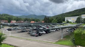 L'hôpital de Wissembourg dans le Bas-Rhin économise des milliers d'euros de dépenses en énergie grâce à l'installation d'une ombrière photovoltaïque sur le parking. 
