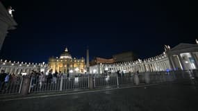 La place Saint-Pierre après un chapelet en suffrage au pape François suite à sa mort, au Vatican, le 21 avril 2025.