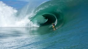 Justine Dupont sur une grosse vague à Teahupoo beach en août 2021