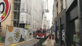Des gravats du chantier de la Samaritaine sont tombés devant l'entrée de l'école voisine.