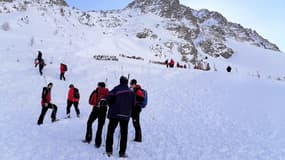 Des secouristes sur le glacier de Rettenbach, près de Soelden, le 4 février 2022, après que cinq amateurs de sports d'hiver ont été touchés par une avalanche.
