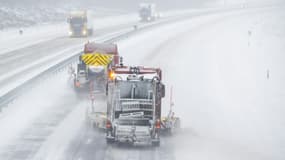 Chasse-neige sur une autoroute à Holten, aux Pays-Bas, le 7 février 2021