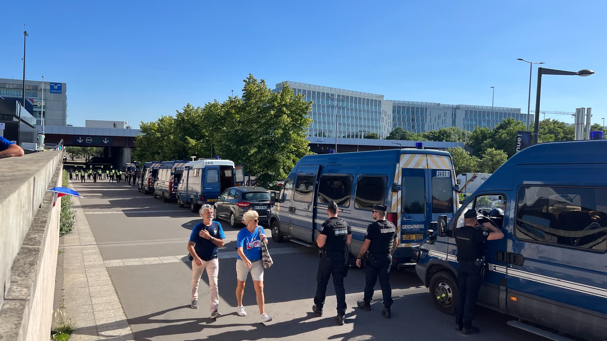 Des gendarmes aux abords du Stade de France avant France-Croatie