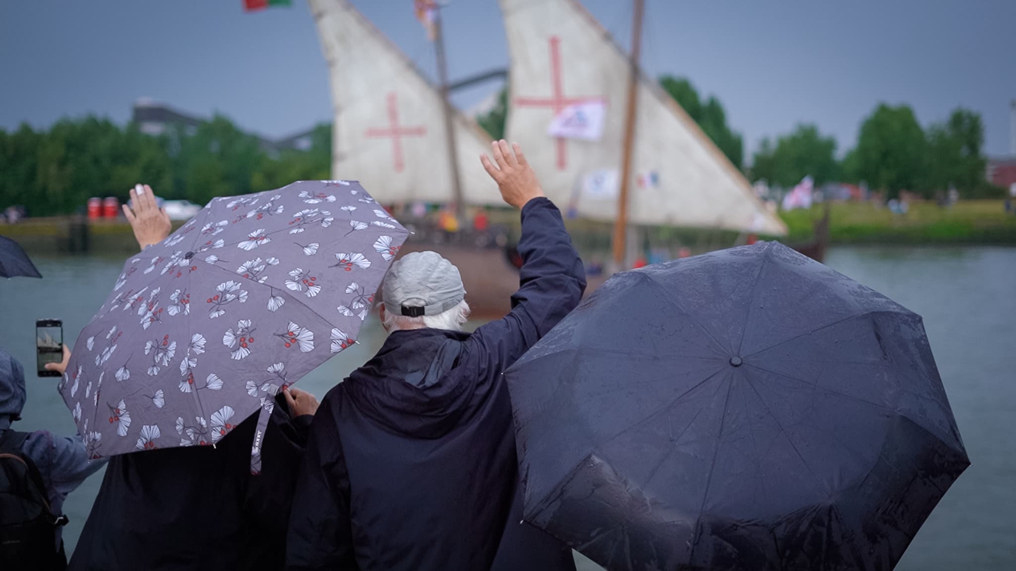 Malgré la pluie, les Normands sont venus nombreux admirer la Grande Parade. Malgré la pluie, les Normands sont venus nombreux admirer la Grande Parade.