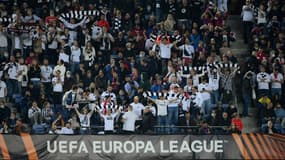 Les supporters de l'Eintracht Francfort euphoriques durant le match contre Barcelone en Ligue Europa au Camp Nou, le 14 avril 2022  
