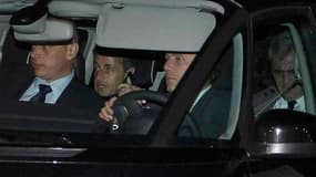 Nicolas Sarkozy à sa sortie d'interrogatoire jeudi, à Bordeaux. L'ancien président peut envisager un retour en politique après l'issue favorable d'un interrogatoire-fleuve de 12 heures par trois juges de Bordeaux, qui lui ont épargné une mise en examen. /