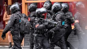 Des policiers de la BRAV-M à Paris, le 16 octobre 2022. PHOTO D'ILLUSTRATION