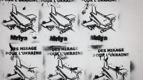 Des tags de cercueil représentant un avion avec l'inscription "des mirages pour l'Ukraine" découvert sur le mur d'un immeuble à Paris.