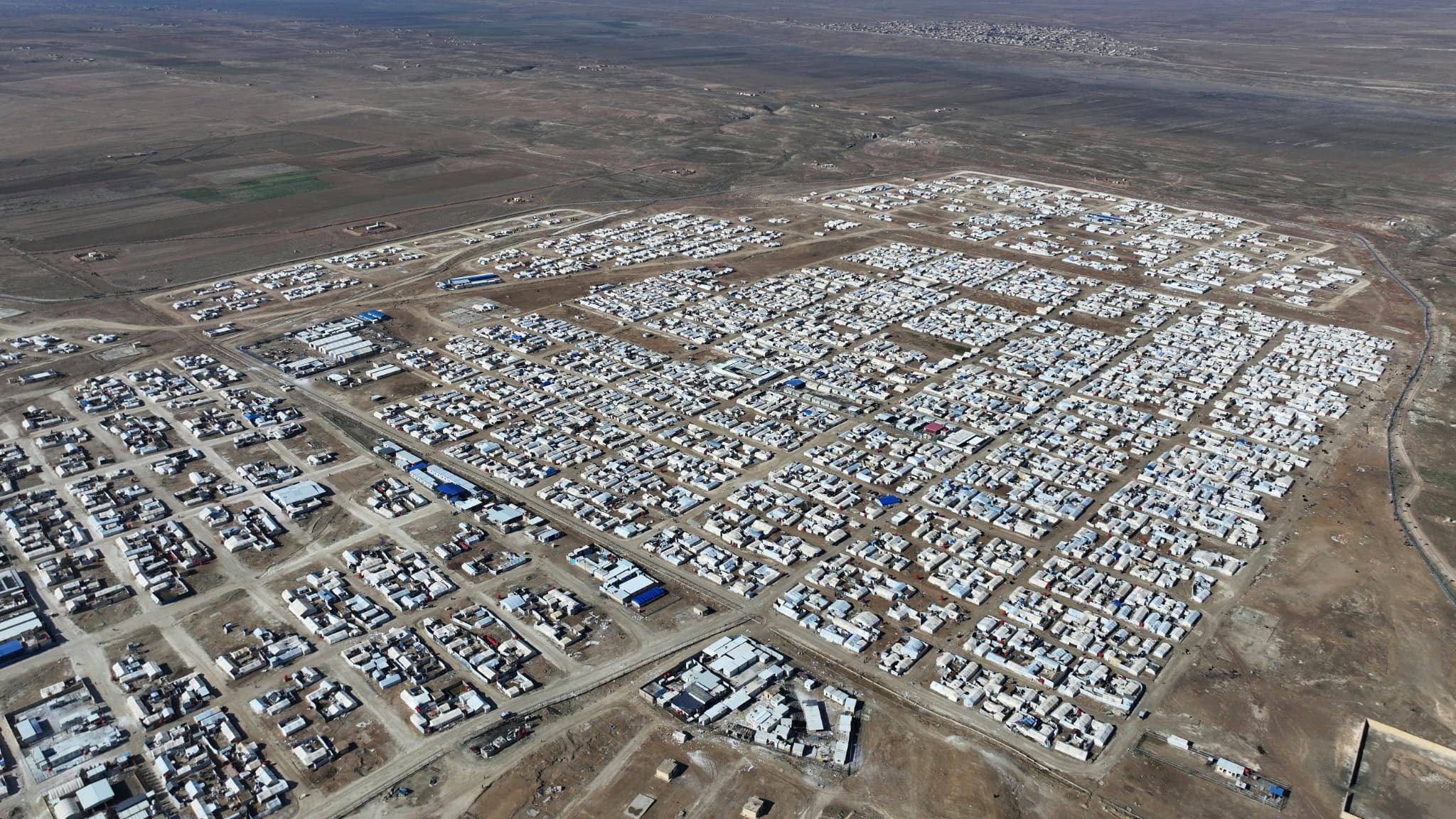 Une vue aérienne montre le camp d'Al-Hol dans une région désertique de la province syrienne de Hassaké, le 21 janvier 2026. Une vue aérienne montre le camp d'Al-Hol dans une région désertique de la province syrienne de Hassaké, le 21 janvier 2026.