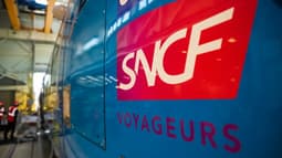 Le logo "SNCF Voyageurs" sur un TER rénové à Bischheim, le 26 mai 2023 dans le Bas-Rhin