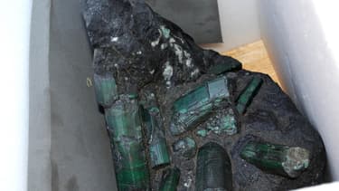 L'émeraude pèse 38 kilos.