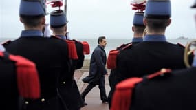 Au siège de l'Ecole navale de Lanvéoc-Poulmic, près de Brest, Nicolas Sarkozy a rendu hommage à l'action des forces armées françaises sur les théâtres libyen, ivoirien et afghan en 2011. /Photo prise le 3 janvier 2011/ REUTERS/Eric Feferberg/Pool