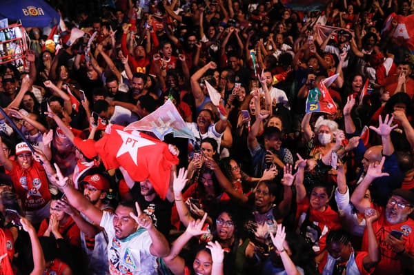 La foule à Brasilia, après l'annonce de la victoire de Lula face à Bolsonaro le 30 octobre  2022