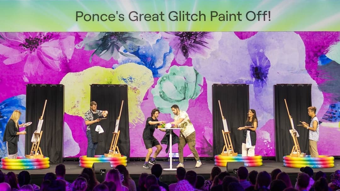 Le streamer Ponce organise un concours de dessin lors de la TwitchCon 2023 à Paris