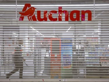 Un supermarché Auchan au centre commercial du quartier La Défense, près de Paris, le 19 avril 2023.