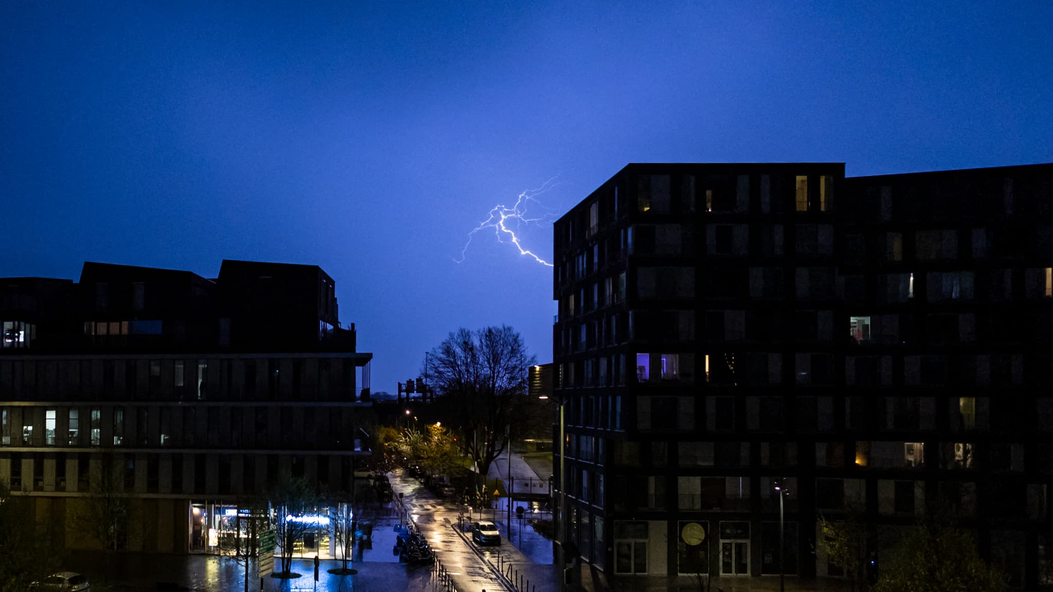 Un éclair lors d'un orage à Lille, dans le nord de la France, le 8 avril 2024.
