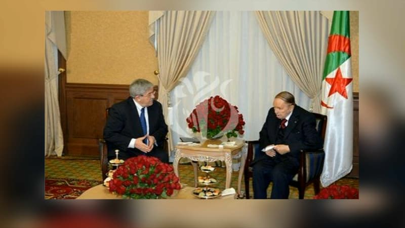Abdelaziz Bouteflika (à droite) lors de son apparition à la télévision algérienne lundi.