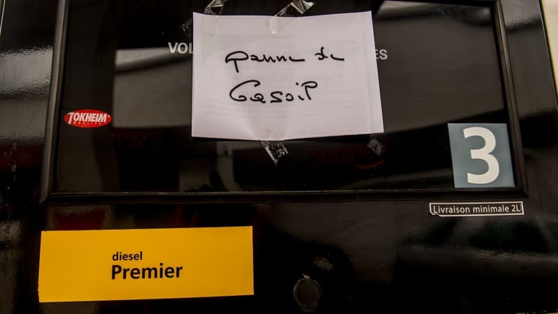 Dans les zones rurales où la voiture est souvent indispensable, les habitants doivent s'adapter à la pénurie de carburant.