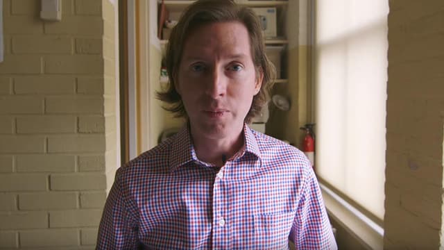 Wes Anderson dans une vidéo annonçant les détails de son prochain film, "L'île des chiens".
